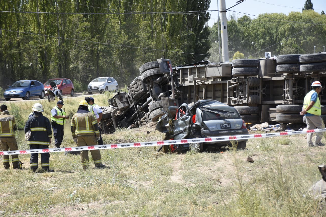 Un muerto en accidente entre un camión y un auto en la Ruta 151. (Foto: Florencia Salto)