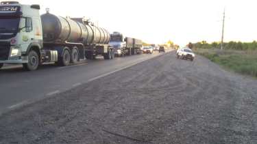 Los municipales del Chañar volvieron a cortar la Ruta y7 esta mañana. (Gentileza).-