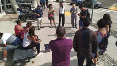 Esta mañana, las diputadas Saluburu, Gutiérrez y el diputado Blanco acompañaron a los trabajadores del hospital de Plottier. (Gentileza).-