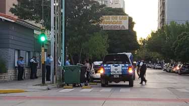 La pareja fue detenida en la esquina de Rivadavia y Tucumán. (Gentileza @agustin_orejas)