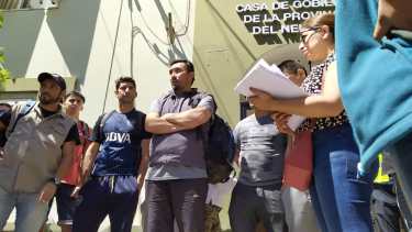 Los diputados, junto a los 23 trabajadores, fueron a la Casa de Gobierno a pedir la intervención de Gutiérrez. (Gentileza).-