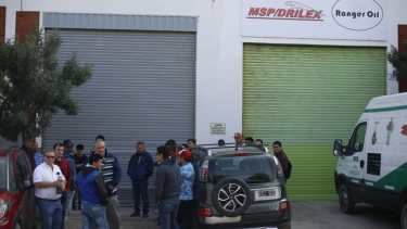 El sindicato de petroleros privados se apostó afuera de las oficinas para reclamar el pago de los salarios. (Juan Thomes).-