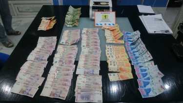 El hombre entregó 20.000 doláres y 73.000 pesos argentinos. (Gentileza).-