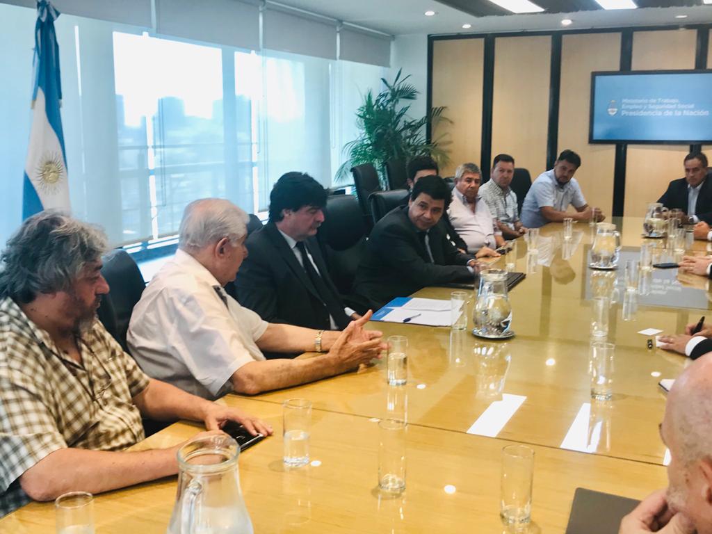 El titular de Petroleros Privados, Guillermo Pereyra, junto a toda la cúpula de la organización participó del encuentro en el ministerio de Trabajo. 