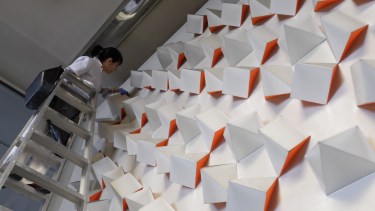 Mercedes de las Carreras, del MNBA porteño, encabezó los trabajos de limpieza. En la foto, junto a la obra de Tomasello.