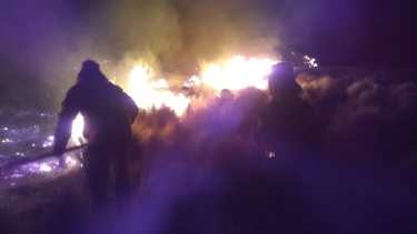 El fuego en una estancia de Las Lajas durante esta madrugada cuando estaba descontrolado. (Gentileza: Defensa Civil)