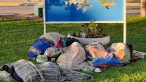 Llegaron sin trabajo y con sus familias tuvieron que dormir en la plaza