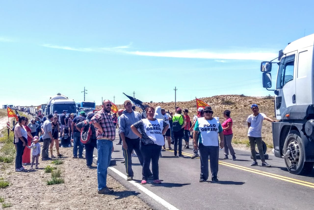 Pese a la negociación, un grupo de manifestantes se negaba a levantar el corte de la Ruta 22 en Zapala. (Foto: gentileza) 