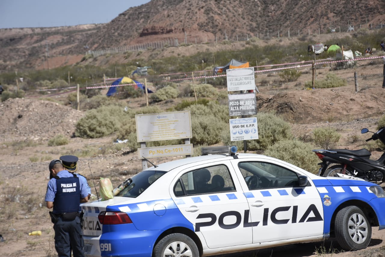 El 100% de la policía de la Comisaría 18 de Neuquén está abocado a la toma de Autovía Norte. (Foto: Florencia Salto).-
