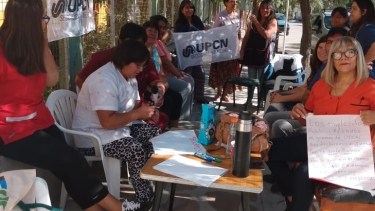 Los trabajadores se manifestaron en la puerta del hospital local. Foto: gentileza.-