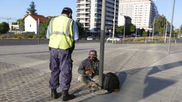 Esta mañana Rubén Sánchez, el hermano del taxista baleado el año pasado, se encadenó en las veredas de la Ciudad Judicial. (Foto: Juan Thomes)