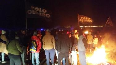 Minutos después de la medianoche, los desocupados de Zapala levantaron el corte de la ruta 22 en Zapala. (Gentileza).-