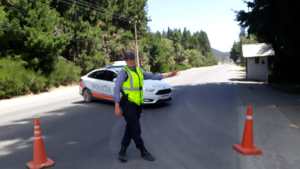 Murió un conductor al chocar con un poste en la avenida Bustillo de Bariloche