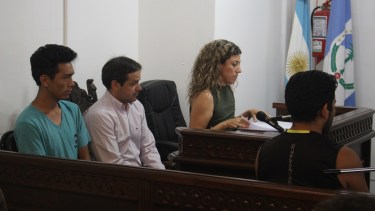 Matías Jara, a la izquierda, durante una de las audiencias en Zapala. (Archivo)