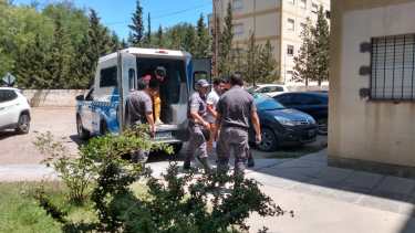 Uno de los traslados a tribunales de Zapala de los hermanos Jara, acusados del homicidio de su padre Orlando.