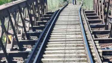 El puente ferroviario pasa por encima de la Ruta 151 en Cipolletti. (Foto: Gentileza.-)