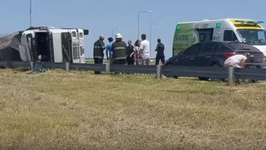 Así quedó el camión a la vera de la ruta. Foto: gentileza.-