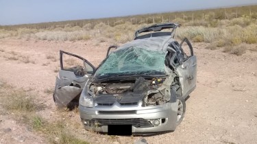 El vuelco se produjo en el kilómetro 1374. (Foto: Gentileza Prensa y Difusión de la Policía.-)