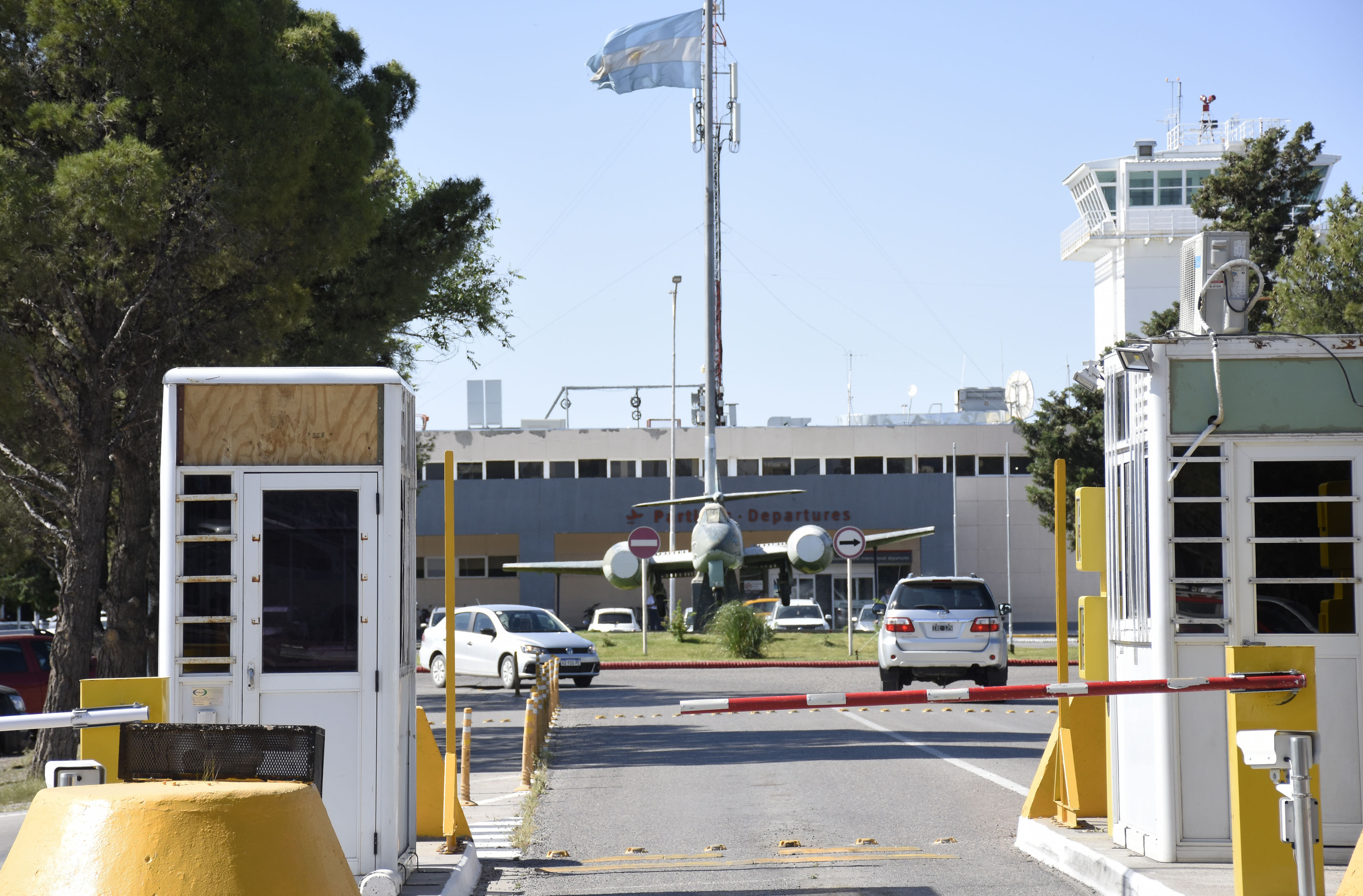Uno de los puntos a resolver es el ingreso y egreso de vehículos al aeropuerto Presidente Perón. Foto: Florencia Salto