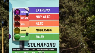El solmáforo ubicado en Cipolletti marca radiación solar extrema. Foto: Florencia Salto. 