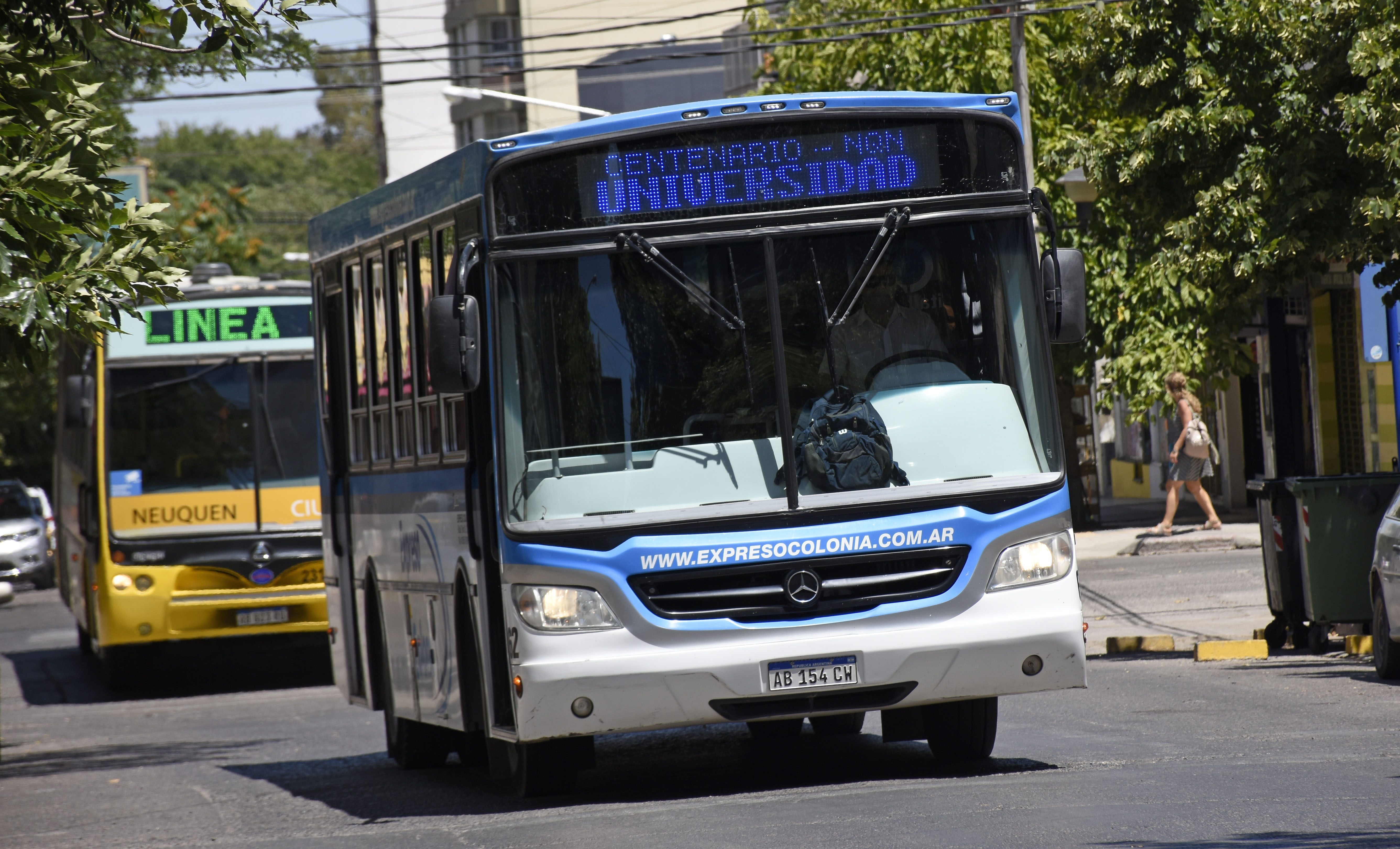 Por segundo día, el servicio de transporte interurbano entre Centenario y Neuquén se encuentra suspendido por el retraso en el pago de haberes. (Foto: Florencia Salto).