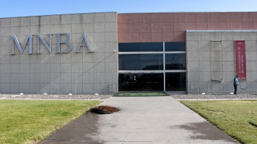 Tras el incendio desatado el viernes en la cocina del bar, el MNBA permanecerá cerrado hasta la llegada de los expertos. Foto: Florencia Salto.