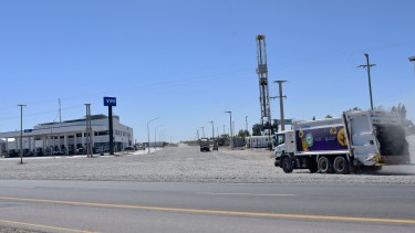 La Autovía Norte es una arteria central para la industria hidrocarburífera y los parques de servicio del sector. Foto: Florencia Salto.