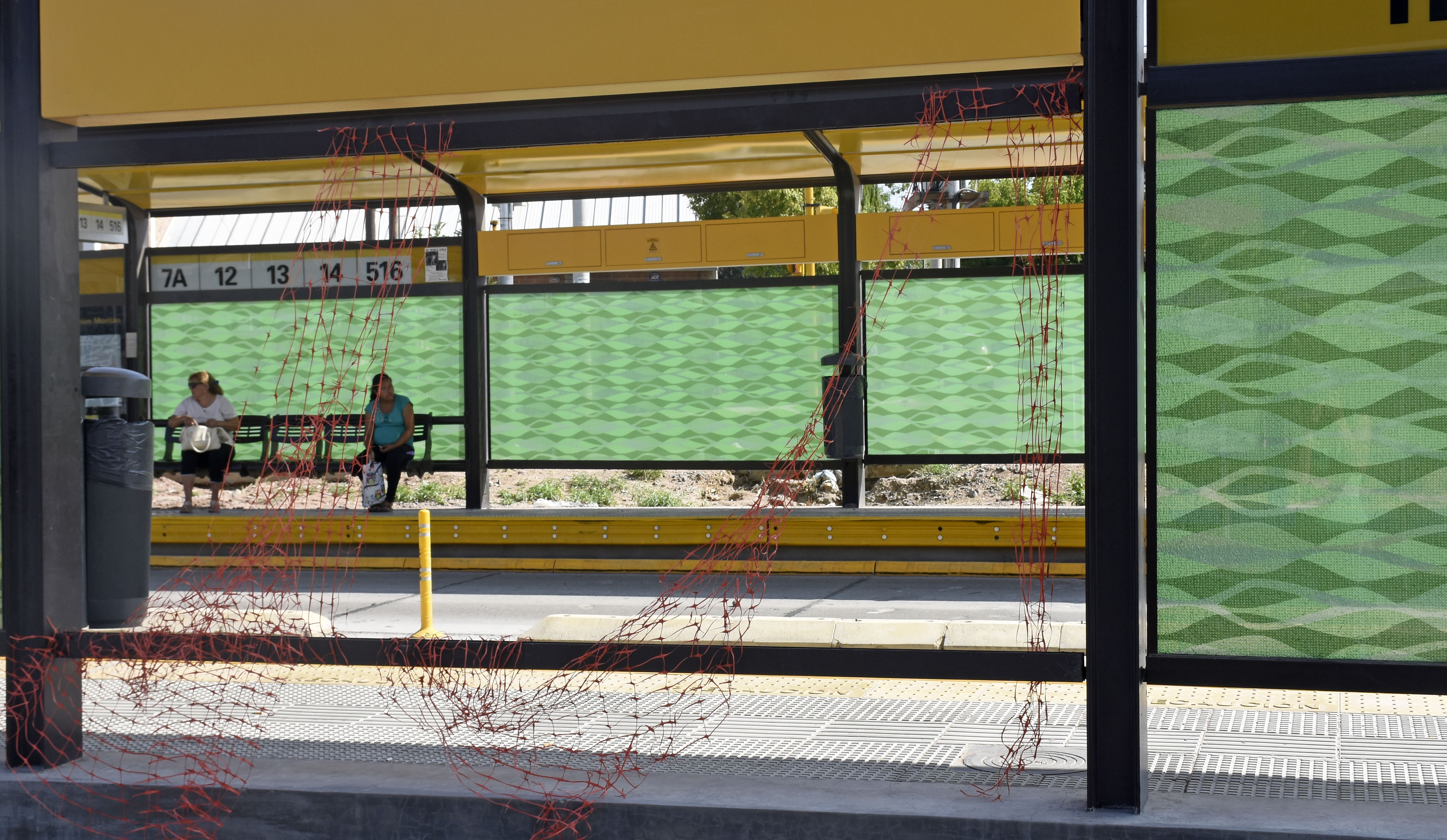 Muchas de las paradas del trazado del Metrobús de Neuquén no tienen los vidrios. Foto: Florencia Salto.