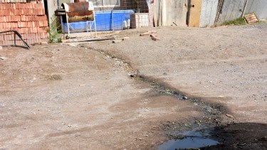 Serán 32 las viviendas que se conectarán al sistema cloacal de la ciudad. Hoy los líquidos decantan por las calles de tierra y greda en Yupanqui Este (foto Florencia Salto) 