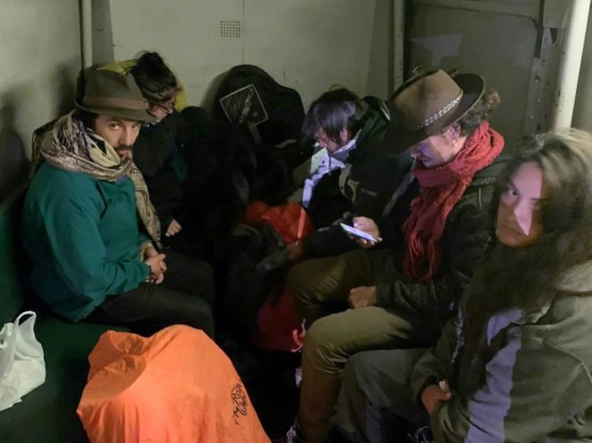 La policía peruana mostró a los seis turistas detenidos por la comisión de eventuales delitos en Machu Picchu. Foto: Peruvian National Police/AFP | 24matins.es