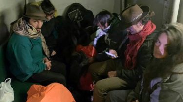 La policía peruana mostró a los seis turistas detenidos por la comisión de eventuales delitos en Machu Picchu. Foto: Peruvian National Police/AFP | 24matins.es