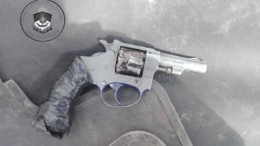 El sujeto forcejeó con la policía y su revólver se detonó. (Foto: Gentileza Prensa Policía.-)