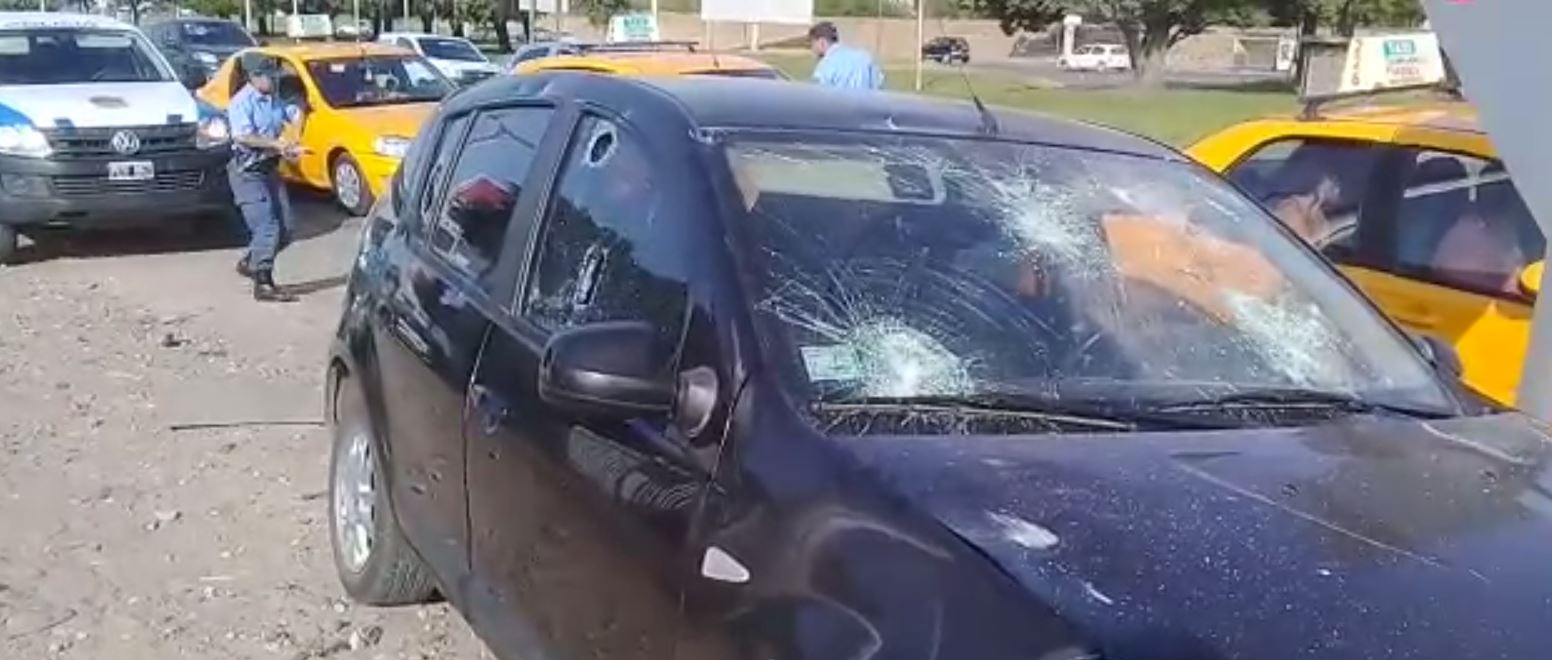 Así quedó el Renault Sandero luego de que sus dueños quisieron defender a la hija agredida por una patota. Foto Captura video Prensa Policía de Neuquén