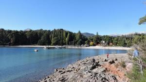 Denuncian un derrame de hidrocarburos en un sector del lago en La Angostura