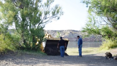 Las máquinas del municipio trabajaron durante toda la jornada del viernes.