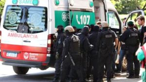 Hirió a su pareja y mantuvo como rehén a su bebé dentro de una ambulancia