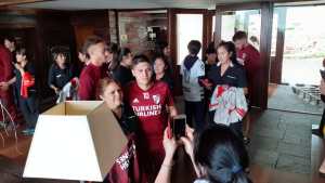 El personal del hotel donde se hospeda River también obtuvo su autógrafo