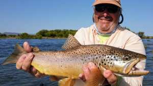El sueño de John era pescar una trucha en el Limay: sacó una marrón que picó como un dorado