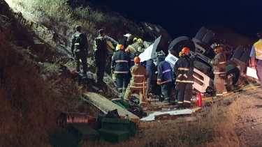 Bomberos de Villa La Angostura y de Dina Huapi trabajaron en el lugar donde ocurrió el siniestro vial en la ruta nacional 237. (Foto: Gentileza)