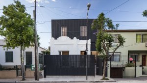 Estética fabril en la ampliación de una casa antigua