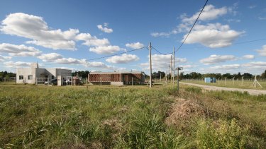 Con poquísimas construcciones vecinas, el proyecto tenía que ser pensado careciendo de todos los elementos de contexto que aporta un barrio.