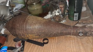 Petrolero encontró un peligroso explosivo, se lo llevó a su casa y ahora lo tienen que detonar