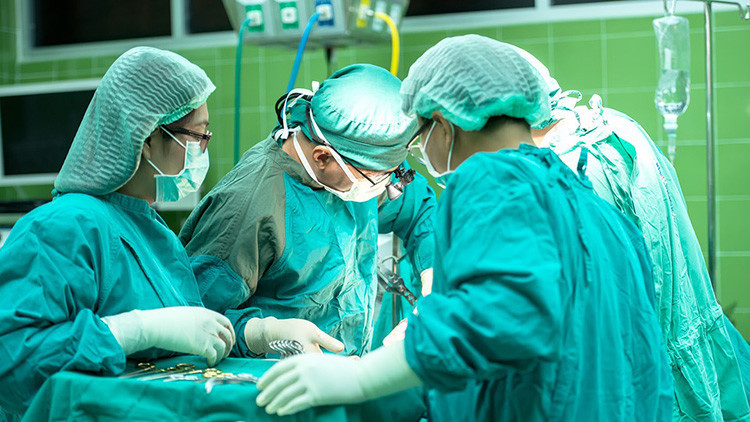 Los cirujanos paran hoy y mañana en Roca. (foto: ilustrativa)
