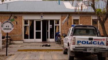Roca: tenía pedido de captura y se atrincheró en una casa