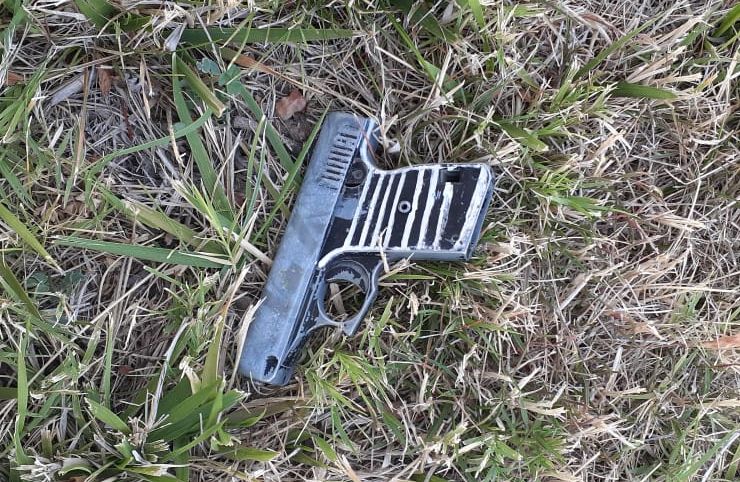 Se trata de una pistola calibre 22 que tenía un cartucho en la recámara. (Foto: Gentileza Prensa Policía.-)