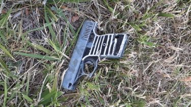 Se trata de una pistola calibre 22 que tenía un cartucho en la recámara. (Foto: Gentileza Prensa Policía.-)