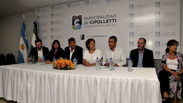 Una gran cantidad de funcionarios provinciales participaron de la firma del contrato. Foto: gentileza. 