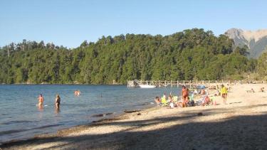 A partir de este viernes, reabren el balneario del lago Espejo. Foto: archivo