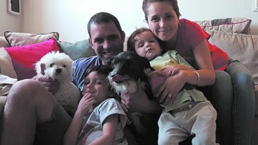 Fea junto a su familia, que se mostró muy feliz tras el reencuentro. Emotiva historia en Roca. (Foto gentileza)