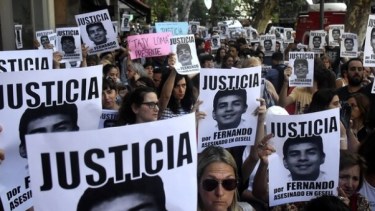 Los manifestantes concentraban en la casa del joven asesinado. Foto: gentileza Infobae.-